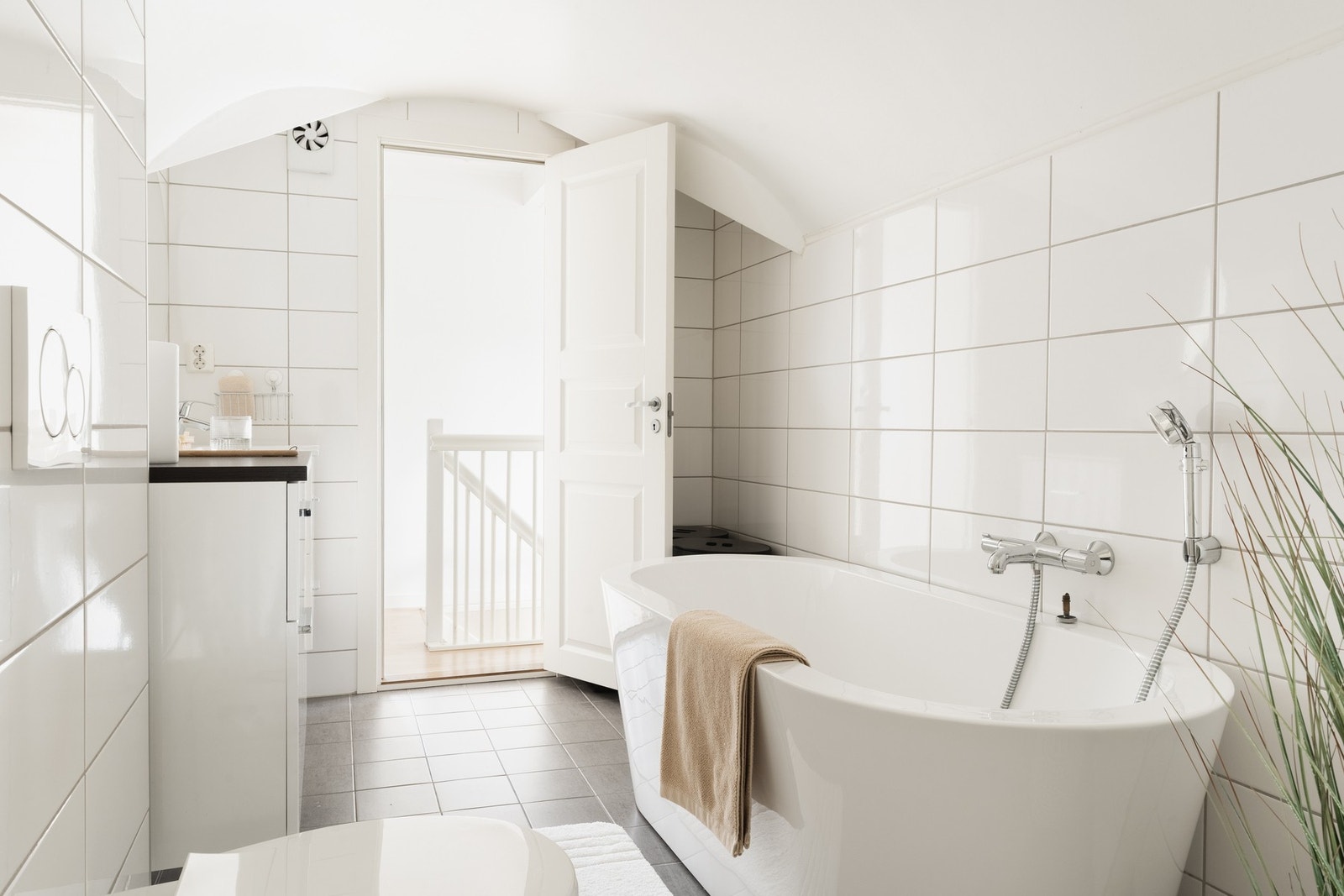 Badet har fliser på vegger og gulv, samt målt gipstak. Galleribilde