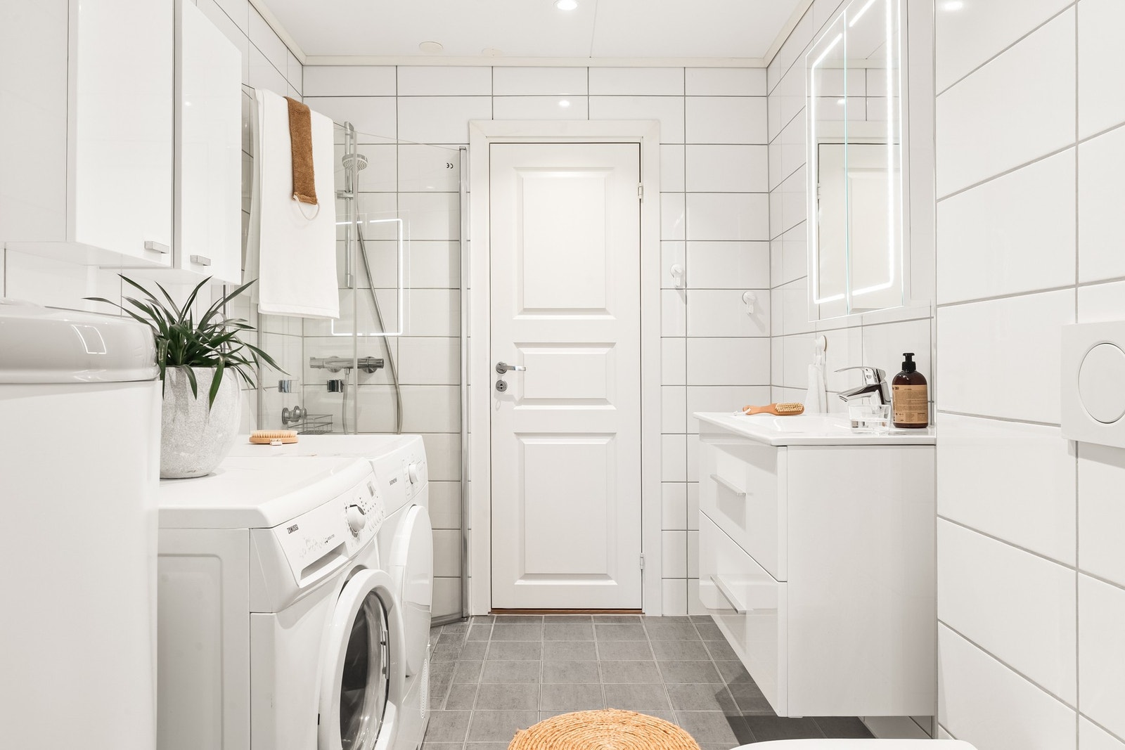 Badet har fliser på vegger og gulv, samt målt gipstak. Rommet er av god størrelse og måles til ca. 5,5 kvm. Galleribilde