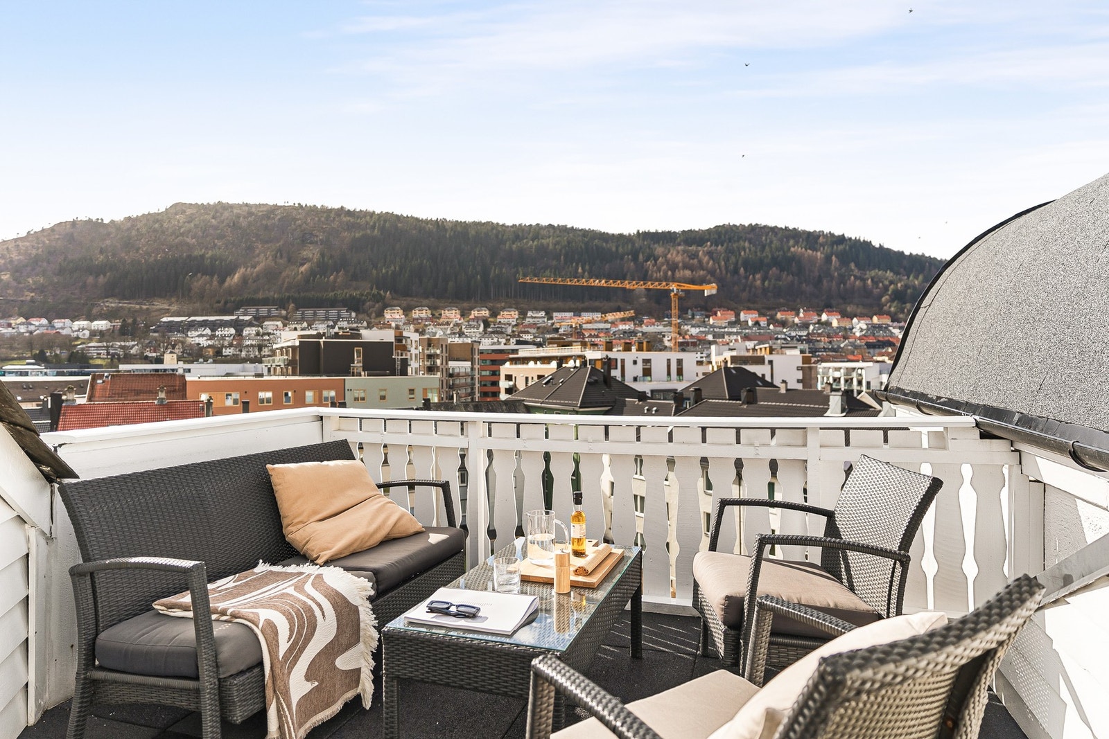 Her bor du fint i byggets toppleilighet med nydelig utsikt over byen! Galleribilde