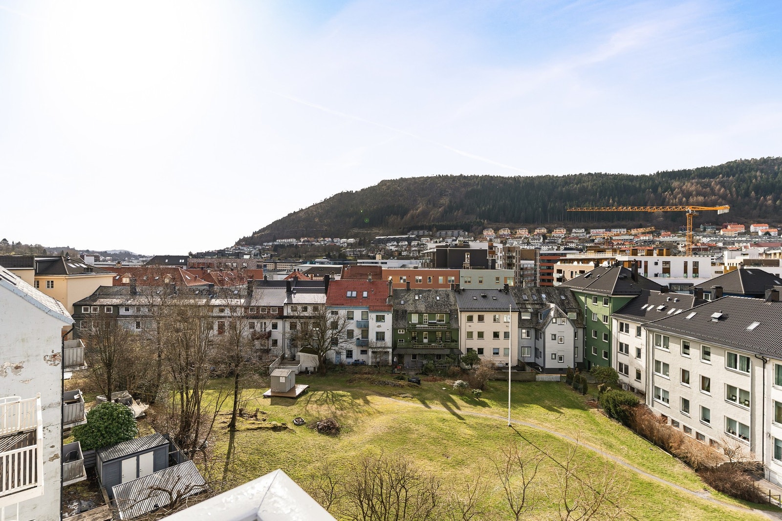 Nydelig utsikt fra takterrasse. Galleribilde