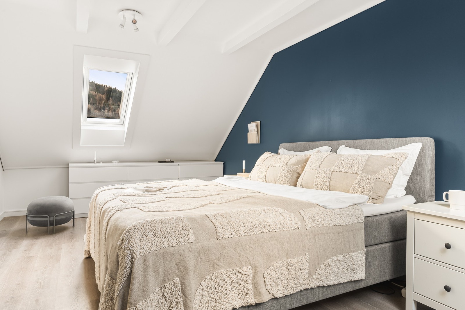 Det første soverommet måles til ca. 21 kvm gulvareal. Her er det god plass til å innrede med både dobbeltseng og garderobeskap. Veggene er malt med en tidsriktig fargetone som blir komplimentert av det naturlige dagslyset. Galleribilde