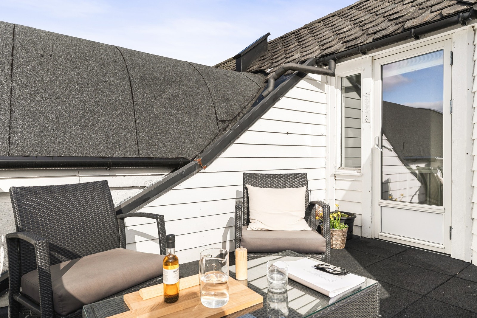 Fra denne etasjen har du utgang til en nydelig takterrasse som måles til hele 8 kvm. Galleribilde