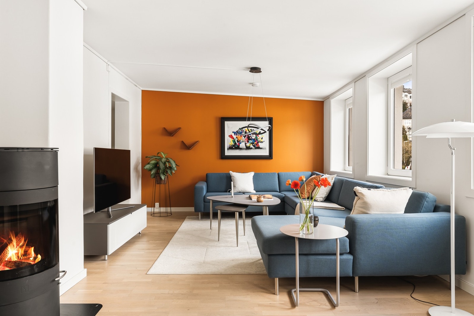 Vi beveger oss videre til en romslig og fin stue som måles til 26 kvm. Galleribilde