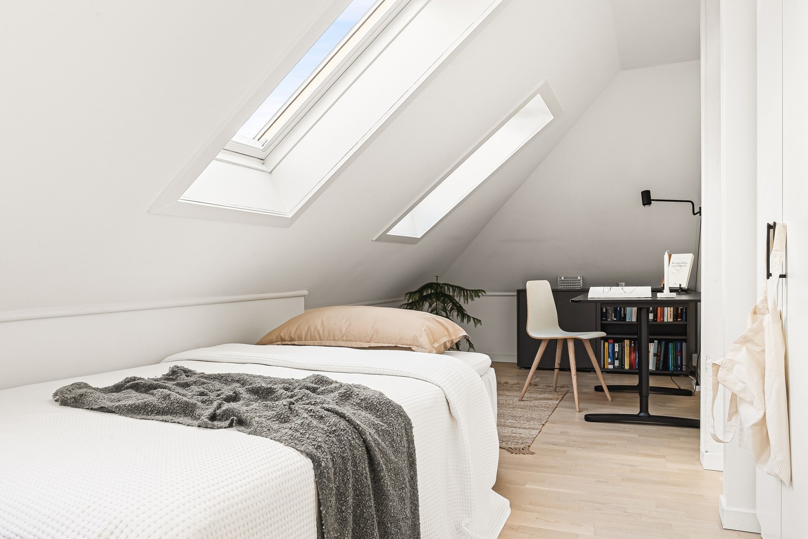 Det andre soverommet måles til ca. 15 kvm gulvareal. er er det god plass til å innrede med dobbeltseng og annet ønsket møblement. Galleribilde