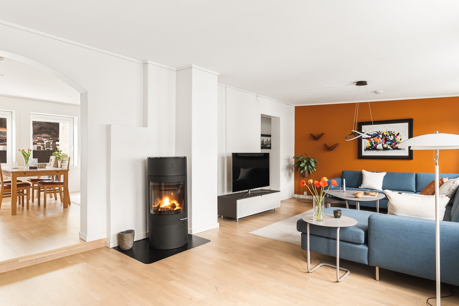 Det er parkett på gulv noe som er gjennomgående i boligen. Det også montert en vedovn, perfekt på kalde vinterdager. Galleribilde