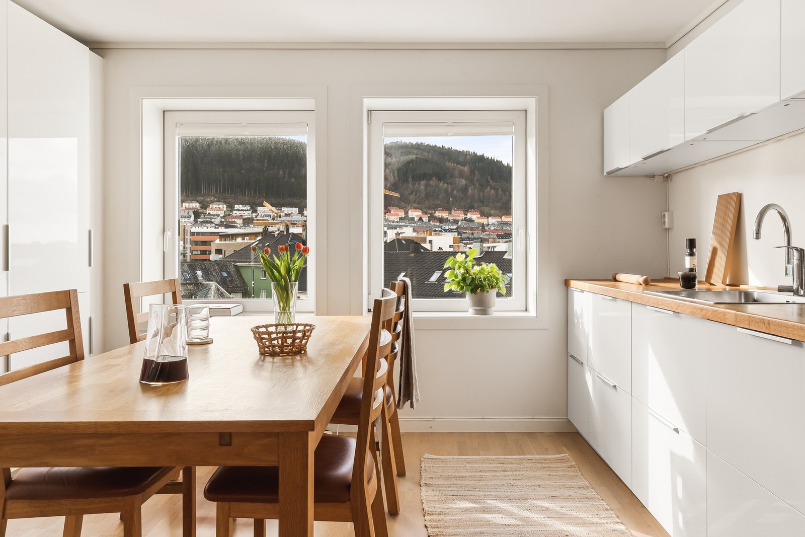 Kjøkkenet ligger fint til med en praktisk løsning med god skap- og benkeplass. Galleribilde