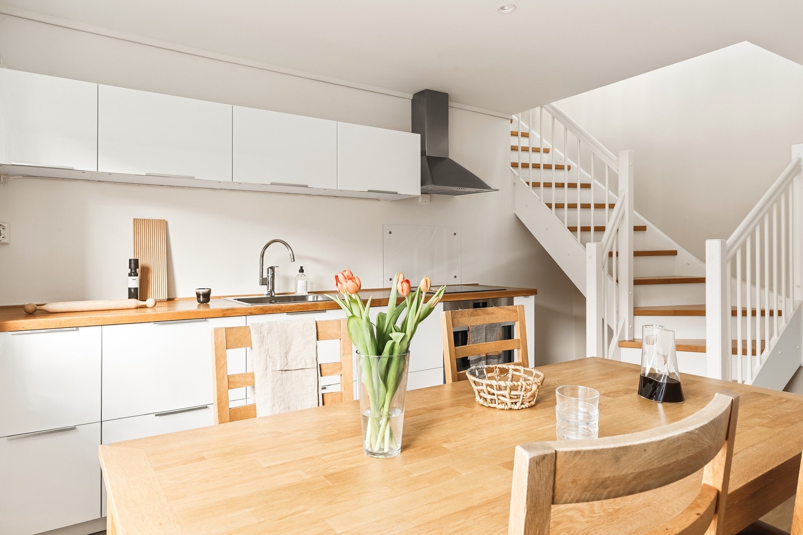 Kjøkkeninnredning består av slette fronter og heltre benkeplate med nedfelt stålvask. Galleribilde