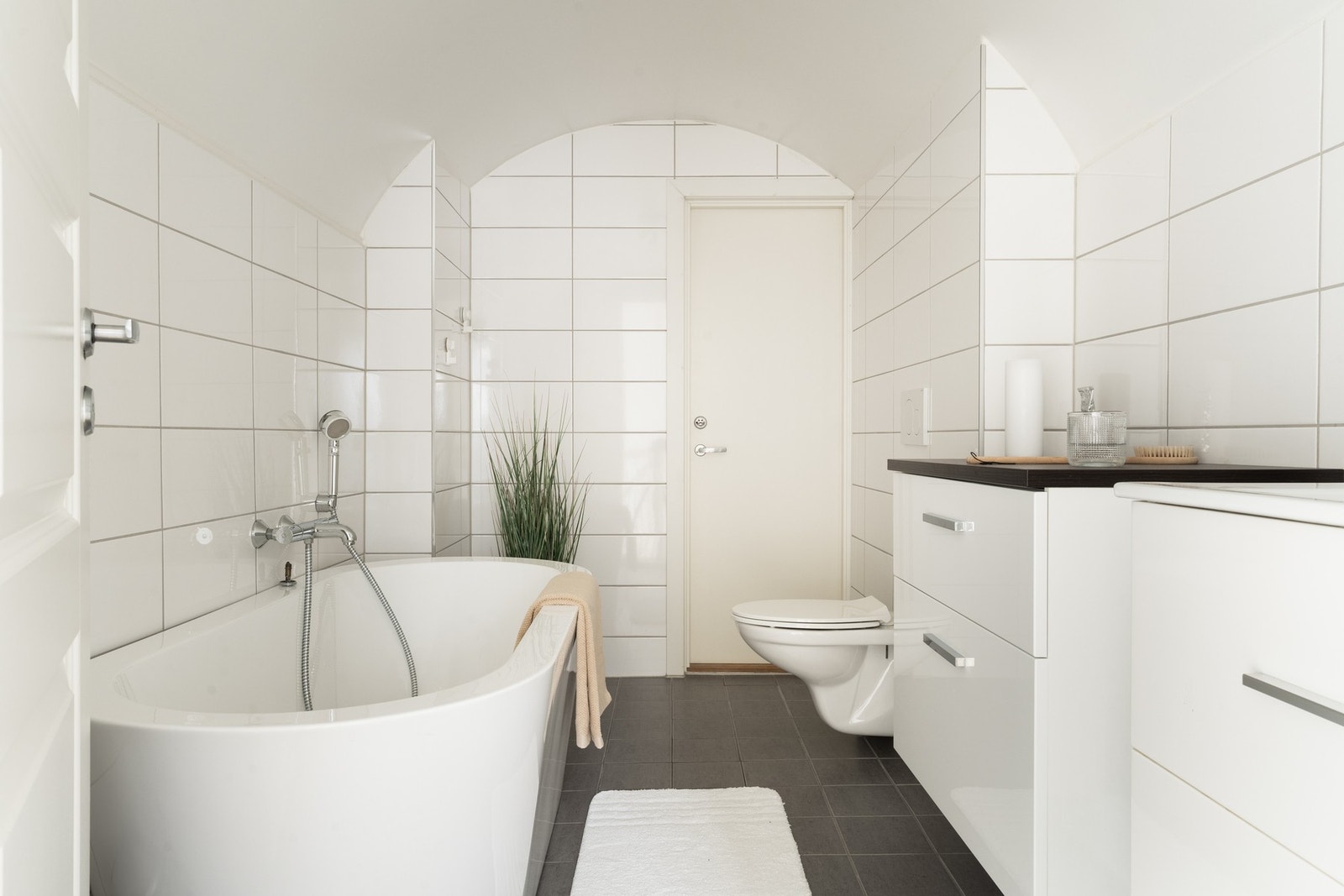 Rommet er av god størrelse og måles til ca. 6,5 kvm. Det er ventilasjon med el-vifte. Galleribilde