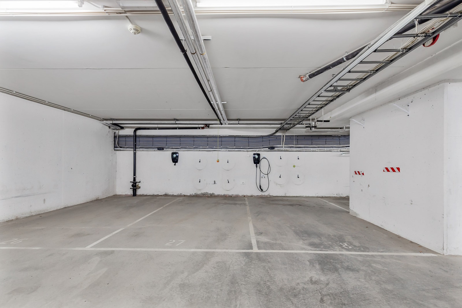 Med leiligheten følger 2 parkeringsplasser i felles garasjeanlegg som er seksjonert som tilleggsdeler til seksjonen. Galleribilde