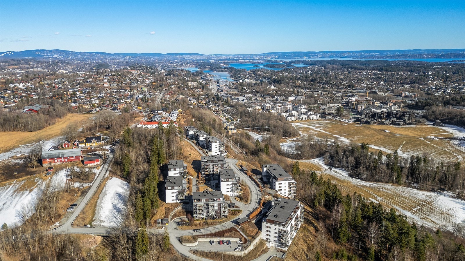 Ca. 12-13 min gange til Billingstad togstasjon. Her er det også søndagsåpen matvareforretning. Toget bruker ca. 15 minutter til Lysaker og ca. 23 minutter til Oslo sentralstasjon. Galleribilde