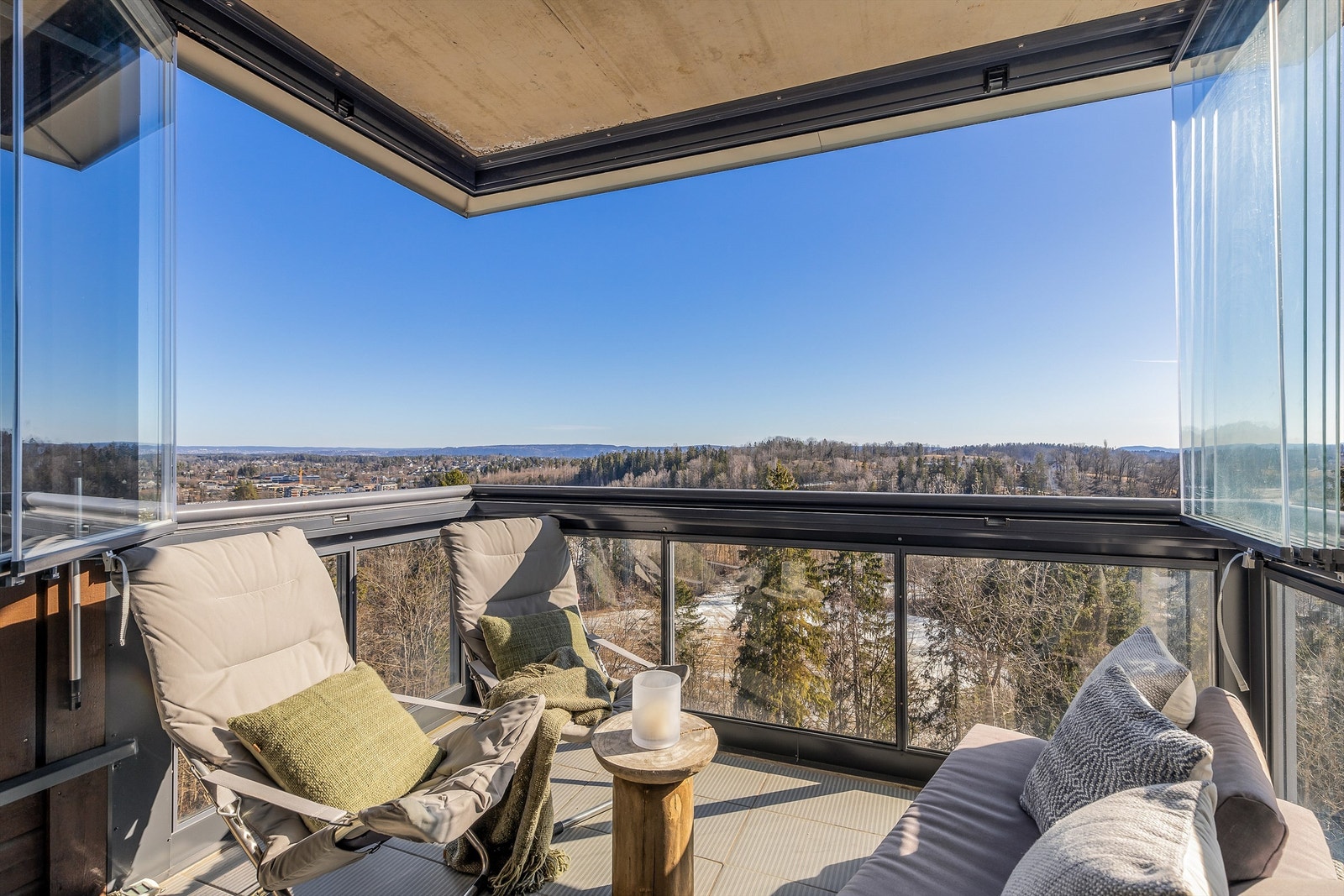 Sydøstvendt balkong med utgang fra stuen. Galleribilde