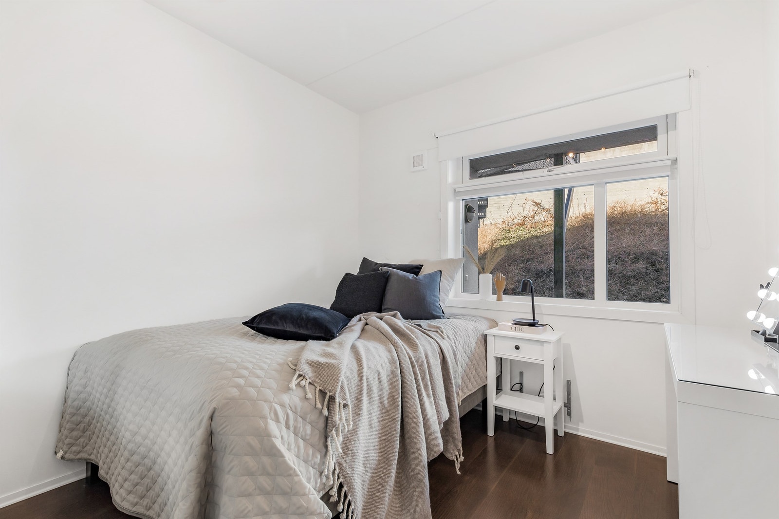 De to andre soverommene har inngang fra gangen. Disse rommene passer godt som gjesterom, barnerom eller kontor. (Soverom 2) Galleribilde