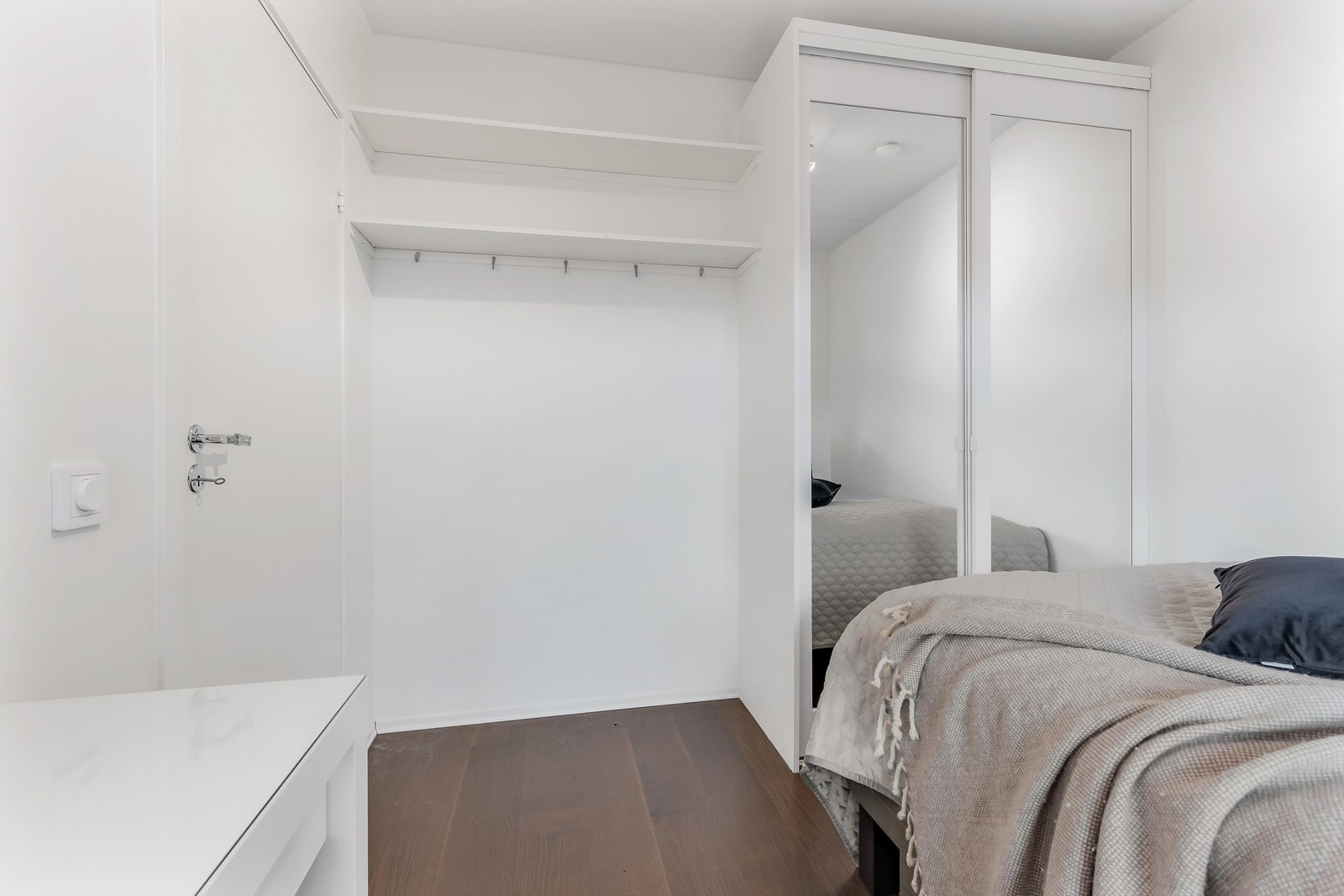 De to andre soverommene har inngang fra gangen. Disse rommene passer godt som gjesterom, barnerom eller kontor. (Soverom 2) Galleribilde