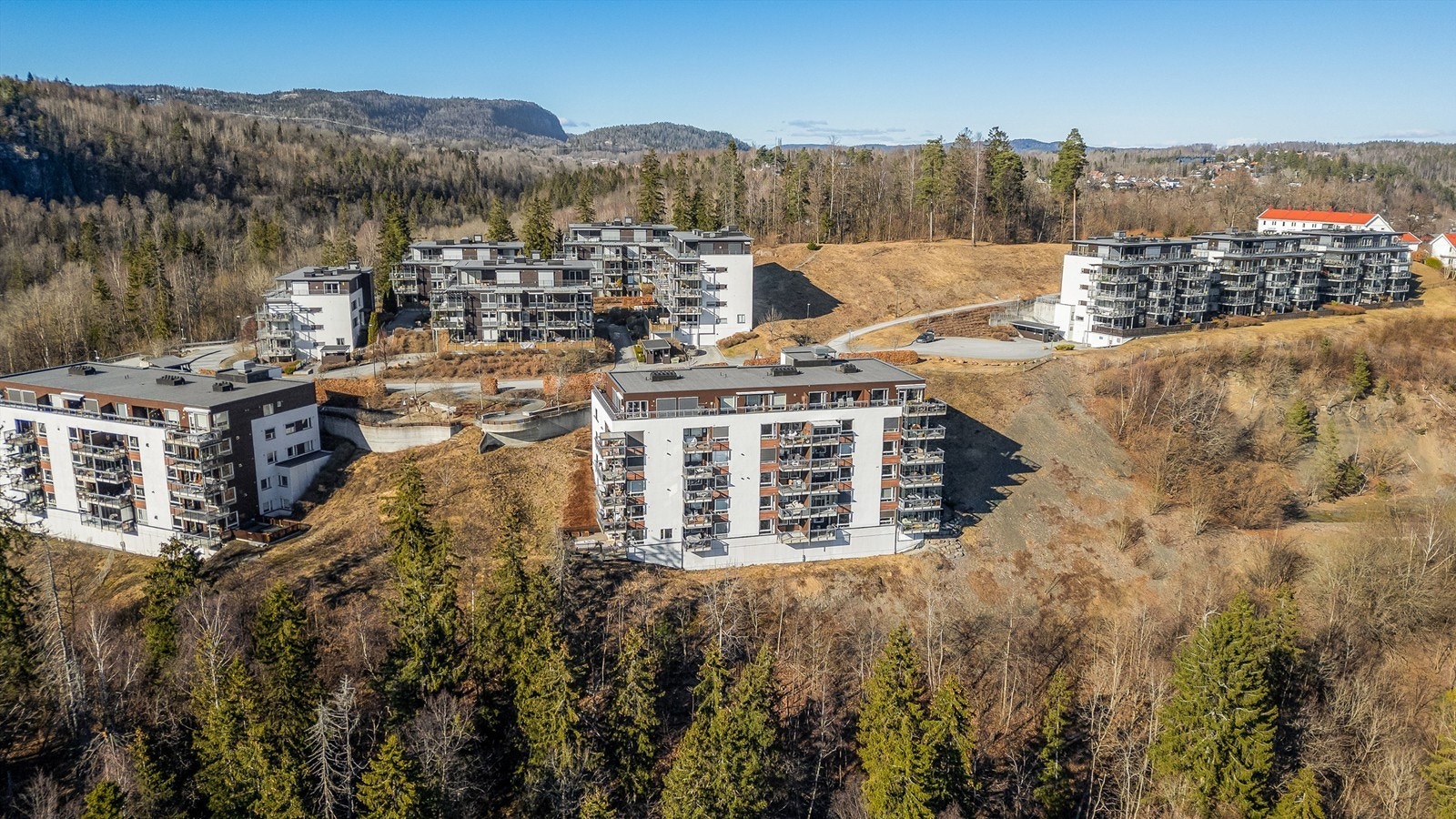 Åstadryggen har et godt og trygt bomiljø. Det er kort avstand til flere barnehager, samt Billingstad skole hvor det er opparbeidet bred gang-/sykkelvei fra boligfeltet for å sikre trygg skolevei. Galleribilde