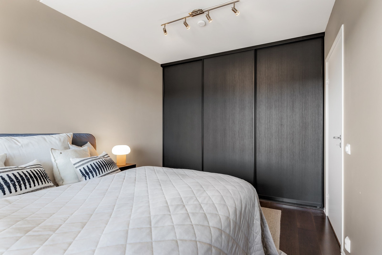 Boligen har tre soverom. Hovedsoverommet med inngang fra stuen har god plass til dobbeltseng med nattbord på hver side og har en romslig, integrert skyvedørsgarderobe. Galleribilde