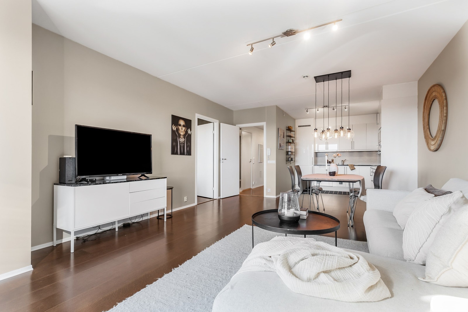 Den åpne løsningen mellom stue og kjøkken skaper en sosial atmosfære når man er med venner og familie. Galleribilde