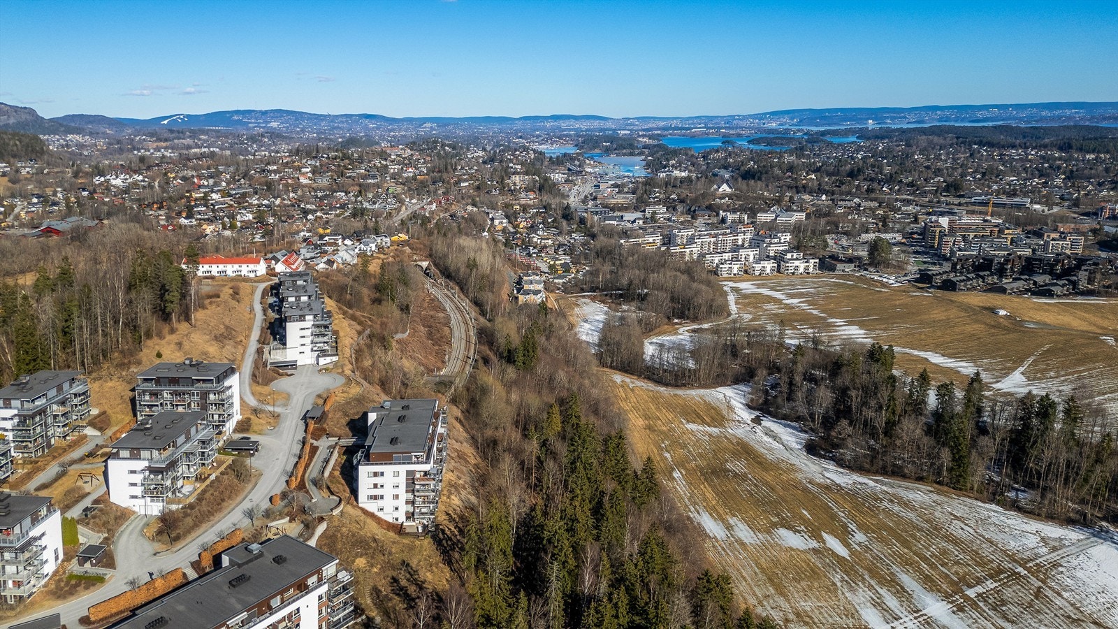Åstadryggen har et godt og trygt bomiljø. Det er kort avstand til flere barnehager, samt Billingstad skole hvor det er opparbeidet bred gang-/sykkelvei fra boligfeltet for å sikre trygg skolevei. Galleribilde