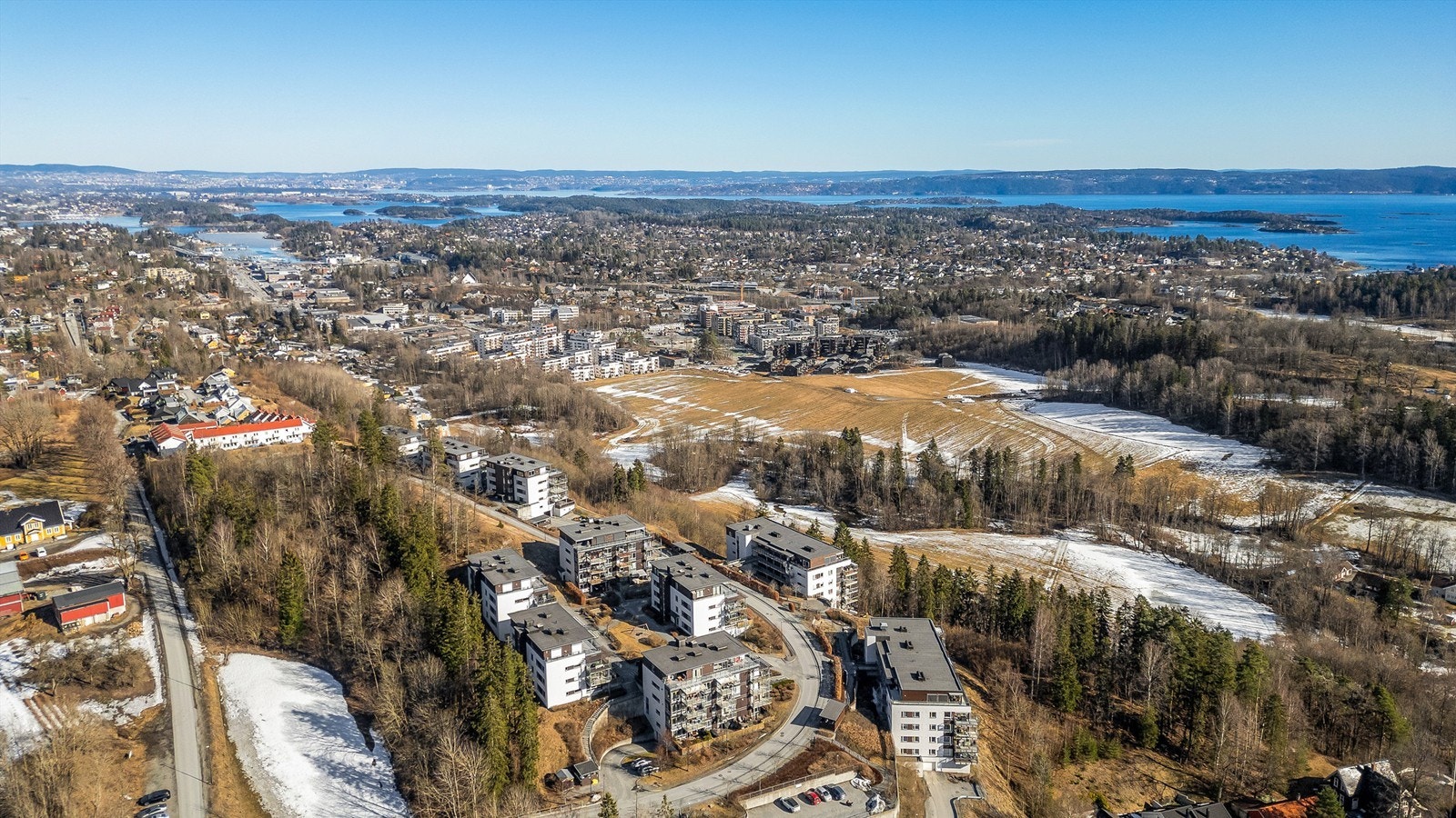 Åstadryggen har et godt og trygt bomiljø. Det er kort avstand til flere barnehager, samt Billingstad skole hvor det er opparbeidet bred gang-/sykkelvei fra boligfeltet for å sikre trygg skolevei. Galleribilde