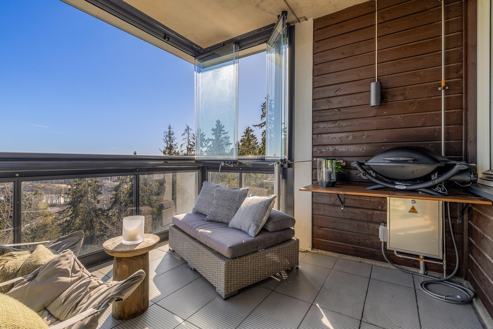 Her er det gode solforhold, flott utsikt og plass til utemøbler. Galleribilde