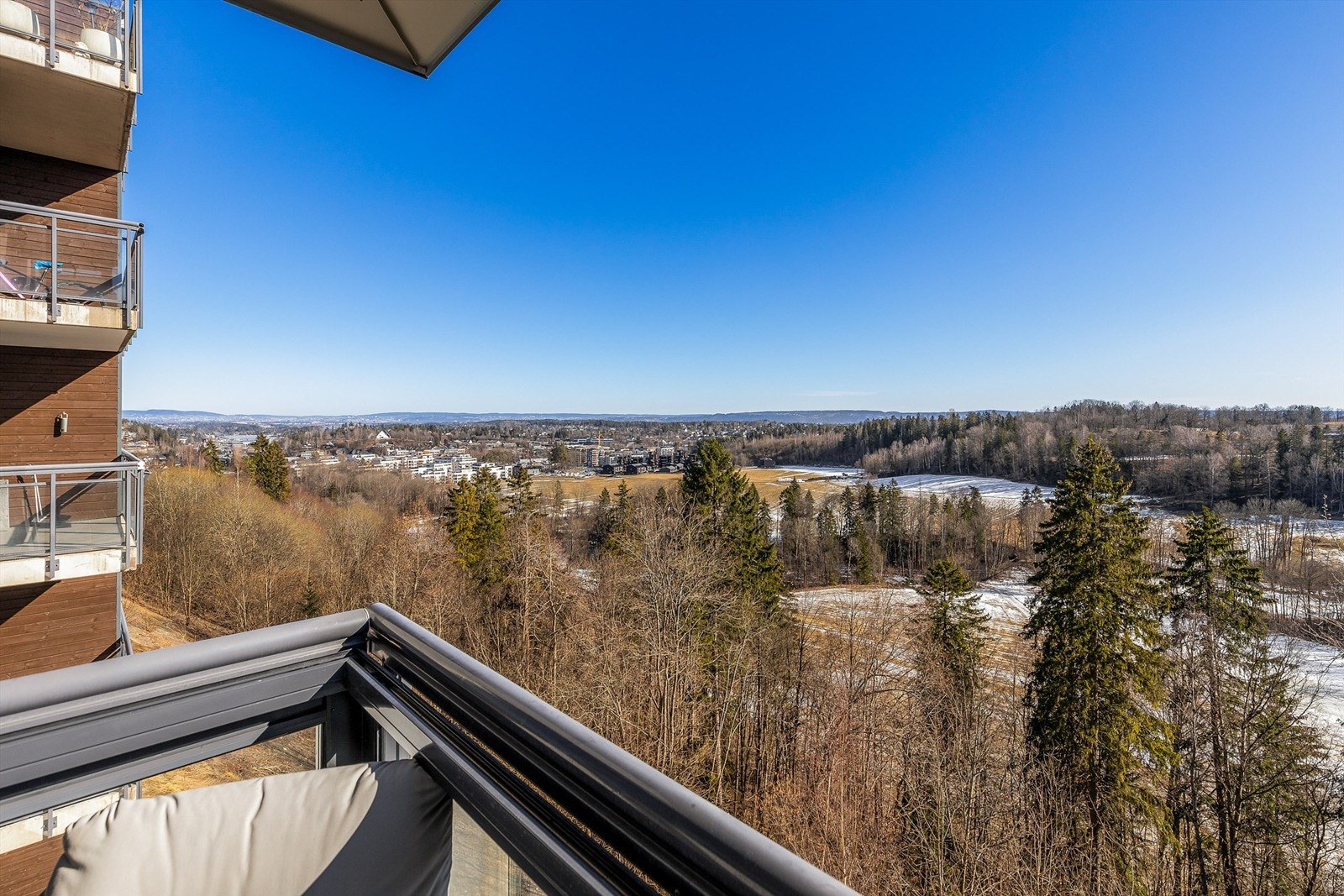 Her er det gode solforhold, flott utsikt og plass til utemøbler. Galleribilde