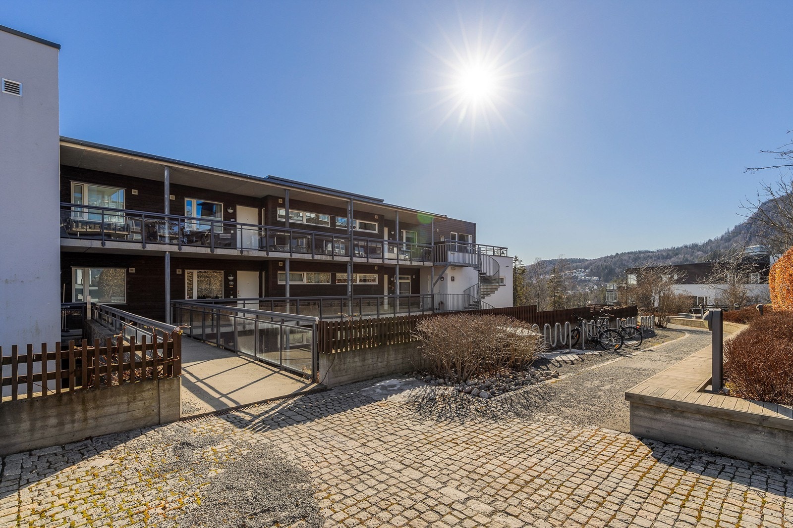 Fellesområder opparbeidet med asfalterte internveier, plenarealer, diverse beplantning og lekeapparater. Galleribilde