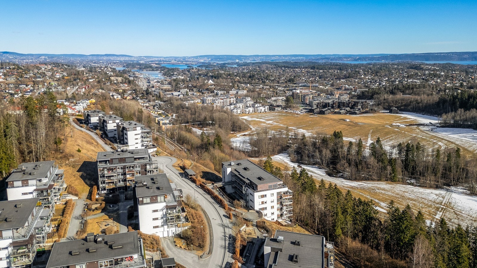 Åstadryggen har et godt og trygt bomiljø. Det er kort avstand til flere barnehager, samt Billingstad skole hvor det er opparbeidet bred gang-/sykkelvei fra boligfeltet for å sikre trygg skolevei. Galleribilde