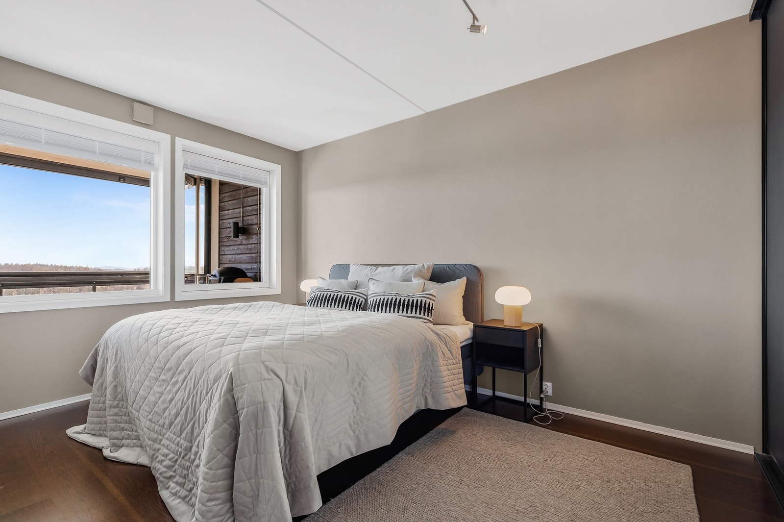 Boligen har tre soverom. Hovedsoverommet med inngang fra stuen har god plass til dobbeltseng med nattbord på hver side og har en romslig, integrert skyvedørsgarderobe. Galleribilde