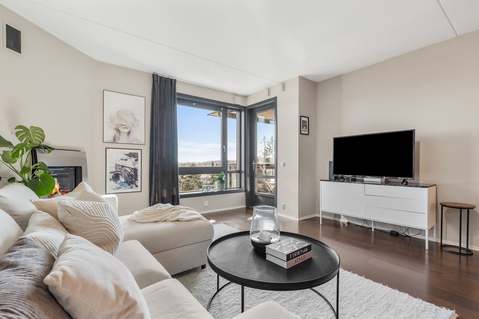 Fra stuen er det utgang til balkongen. Galleribilde