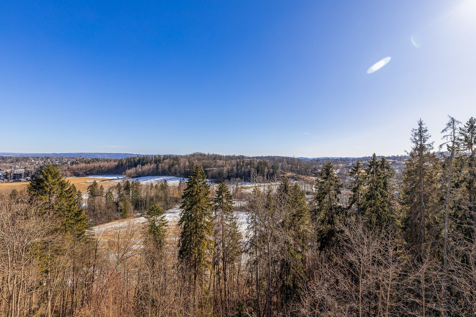 Åstadryggen har et godt og trygt bomiljø. Det er kort avstand til flere barnehager, samt Billingstad skole hvor det er opparbeidet bred gang-/sykkelvei fra boligfeltet for å sikre trygg skolevei. Galleribilde
