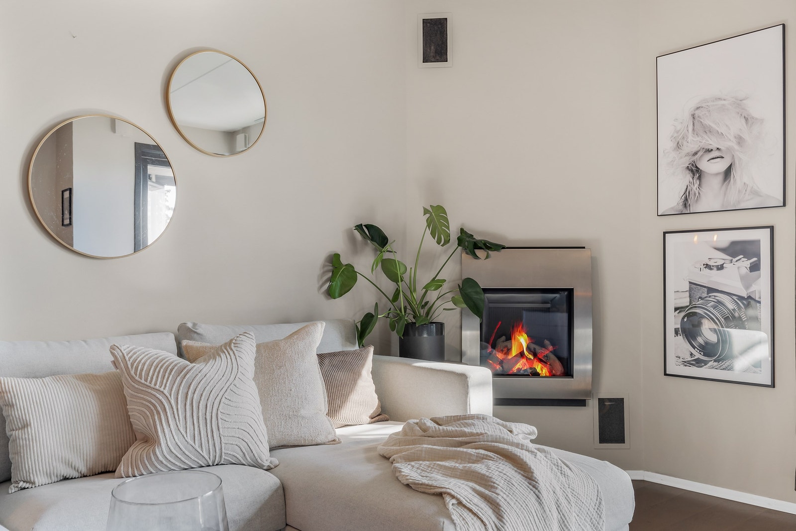 Det er en gasspeis i stuen for ekstra varme og hygge på kjøligere dager. Galleribilde