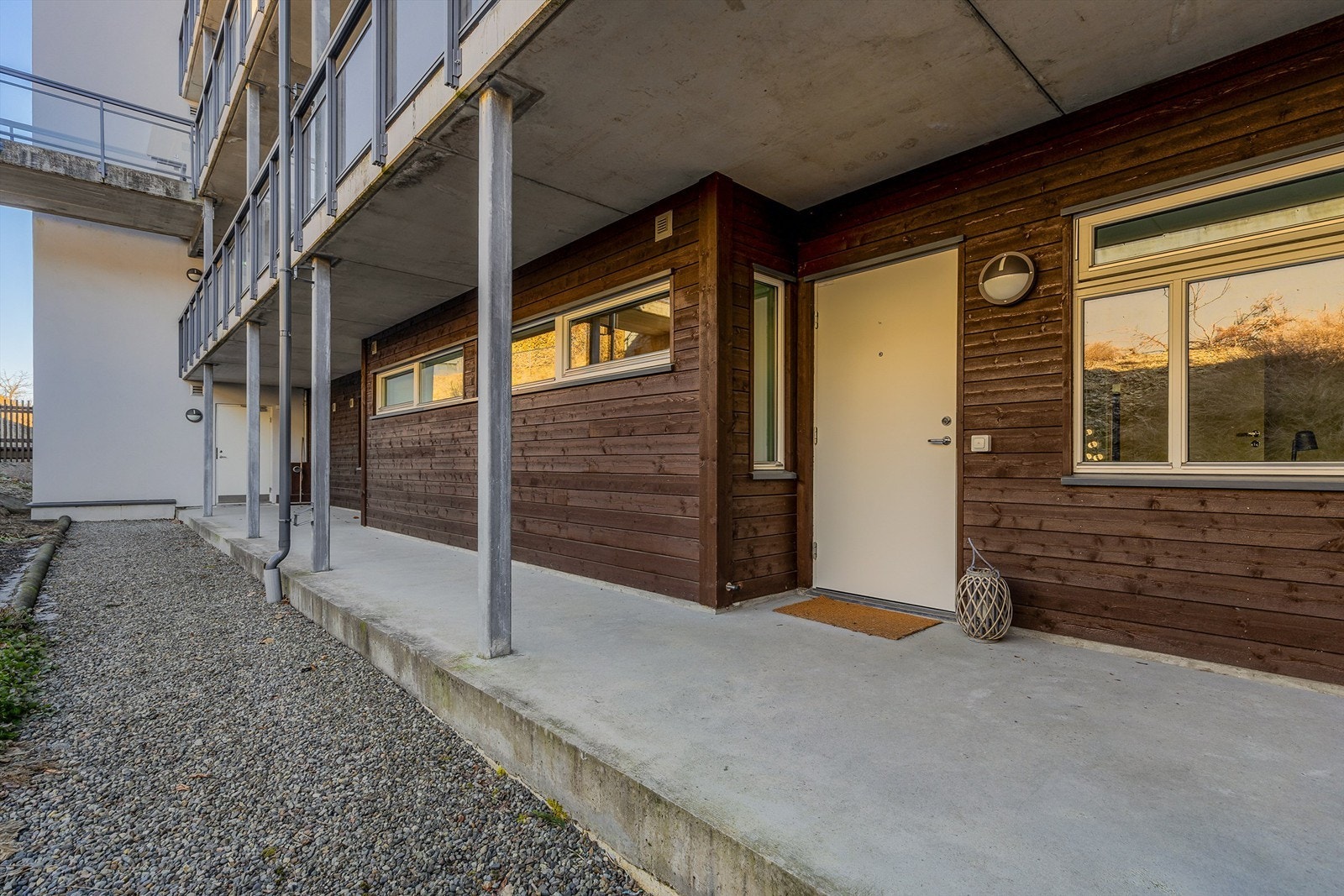 Fellesområder opparbeidet med asfalterte internveier, plenarealer, diverse beplantning og lekeapparater. Galleribilde