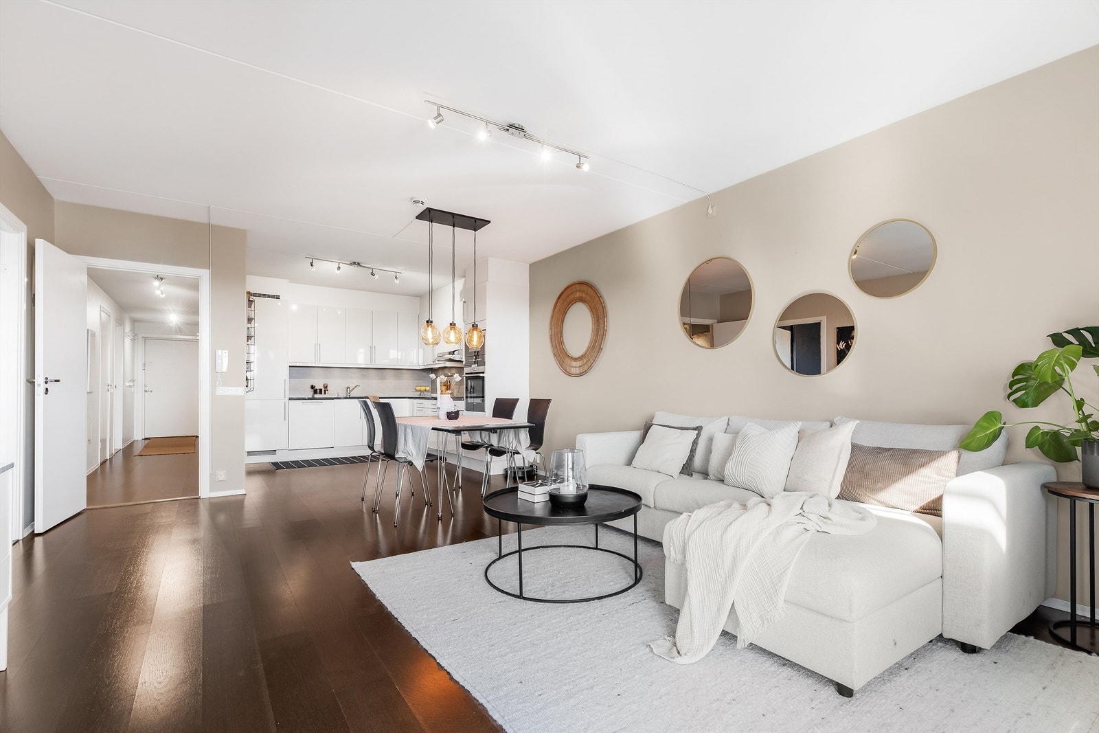 Lys og luftig stue med flere møbleringsmuligheter. God plass til sittegruppe, TV-område og spisebord. Galleribilde