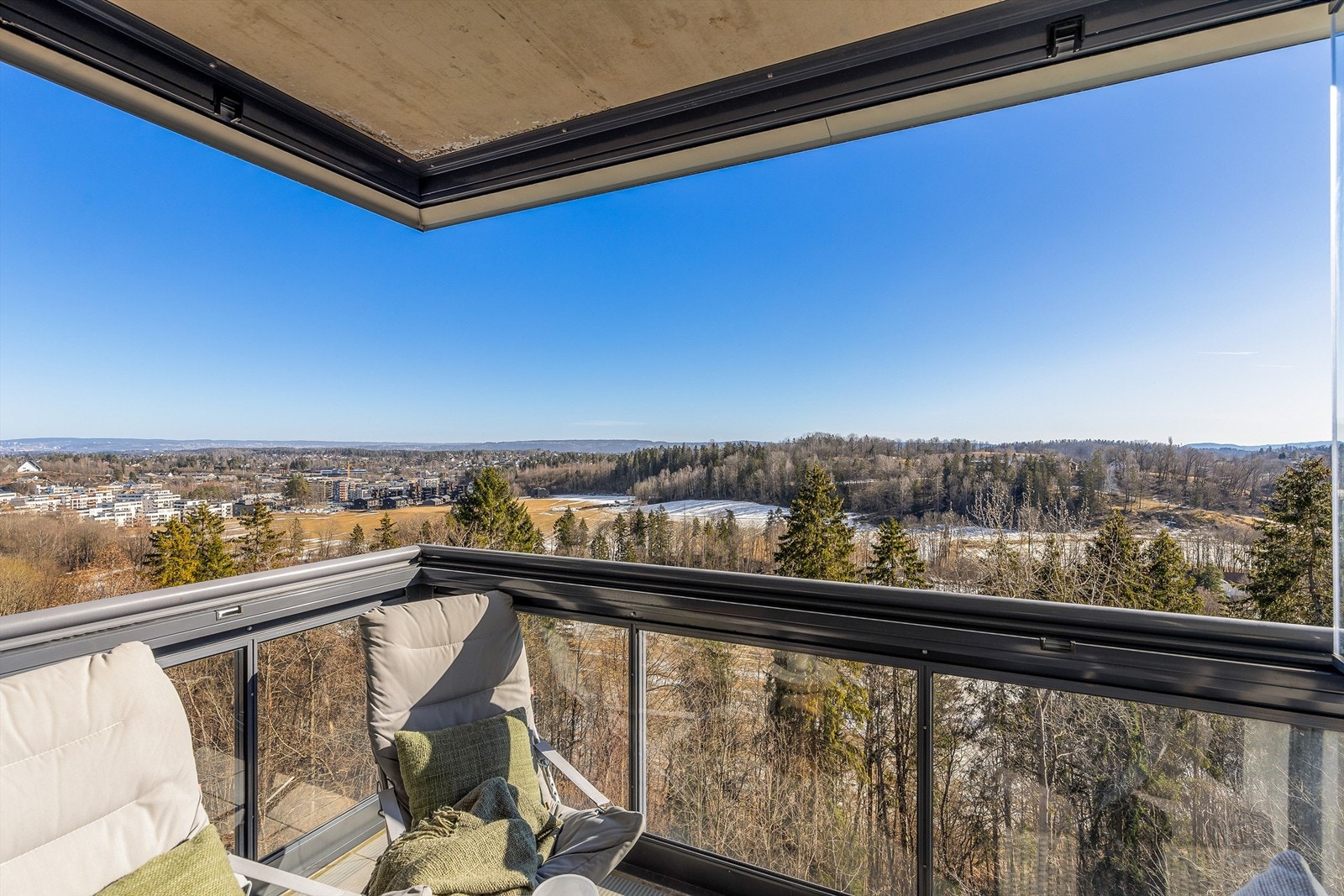 Her er det gode solforhold, flott utsikt og plass til utemøbler. Galleribilde