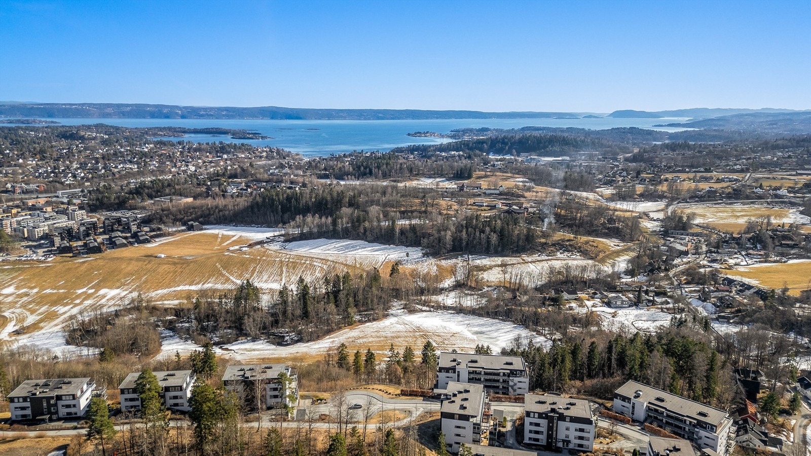 Leiligheten ligger i landlige omgivelser med umiddelbar nærhet til marka. Her er det flotte turmuligheter sommer som vinter. Kort vei til Hvalstrand og Holmenskjæret med både badestrand, båthavn og svømmehall. Galleribilde