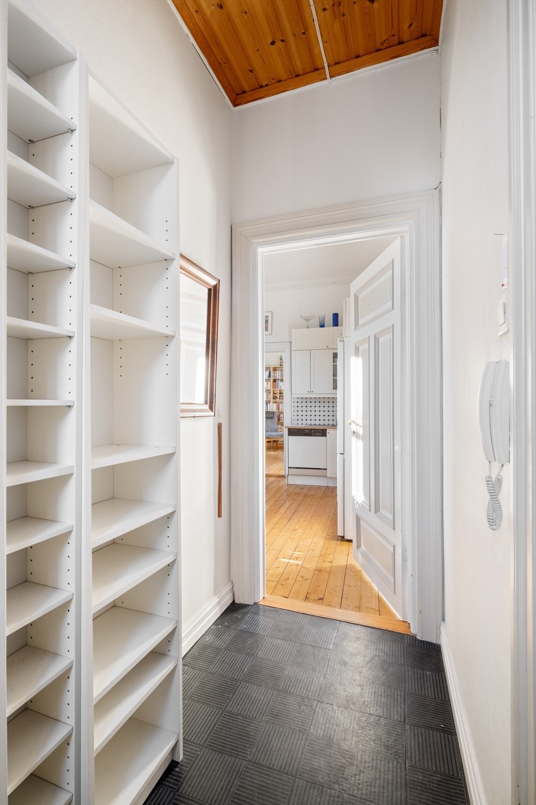 En lys og innbydende entré som gir et godt førsteinntrykk av leiligheten. God plass til sko og yttertøy. Varmekabler i gulvet Galleribilde
