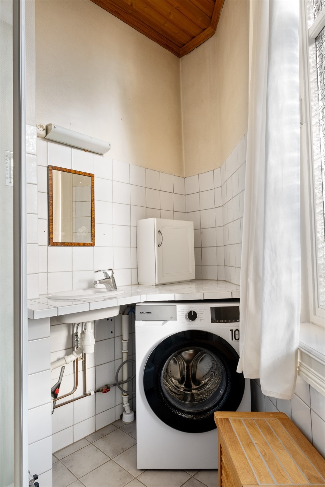 Himling med panel. Vegger med tapet og fliser. Gulv med fliser, elektrisk gulvvarme. Innredet med servant og dusjkabinett. Opplegg for vaskemaskin Galleribilde