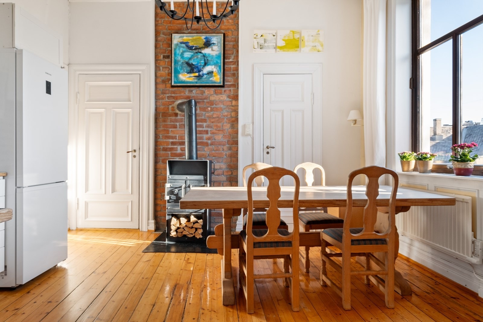 På kjøkkenet er det en hyggelig vedkamin som varmer godt Galleribilde