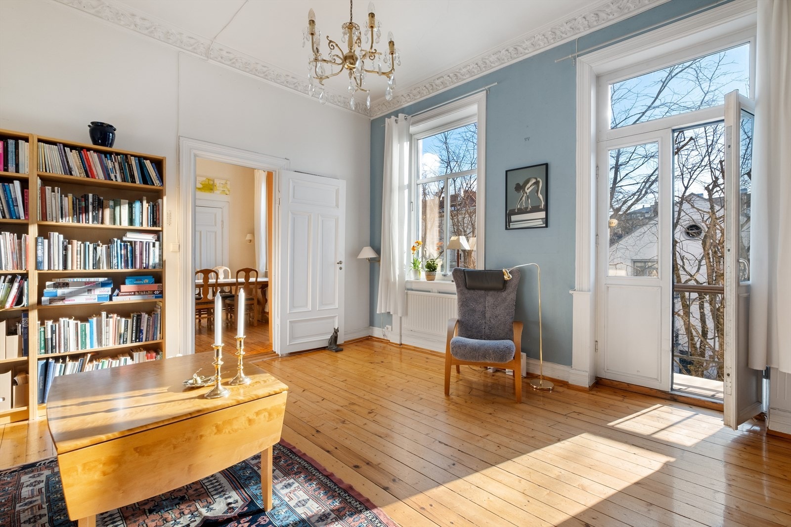 Store vindusflater som gir rikelig med luft og naturlig lys Galleribilde