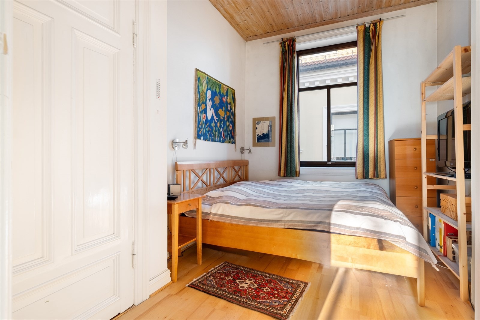 Romslig hovedsoverom med god plass til dobbeltseng og garderobeløsning. Galleribilde