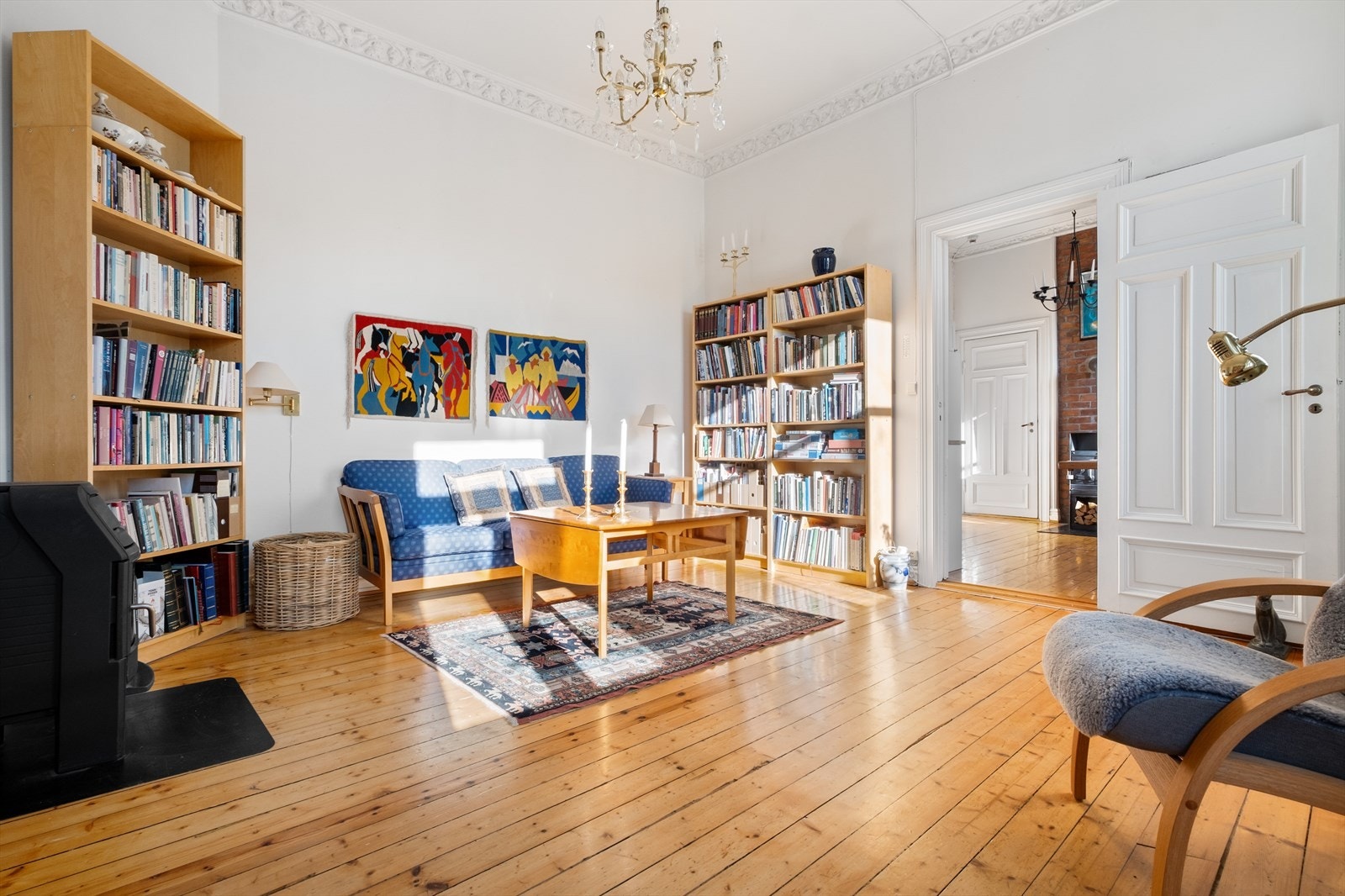 Romslig stue med god plass til sofaseksjon med tilhørende møblement, TV-benk og spisebord. Galleribilde