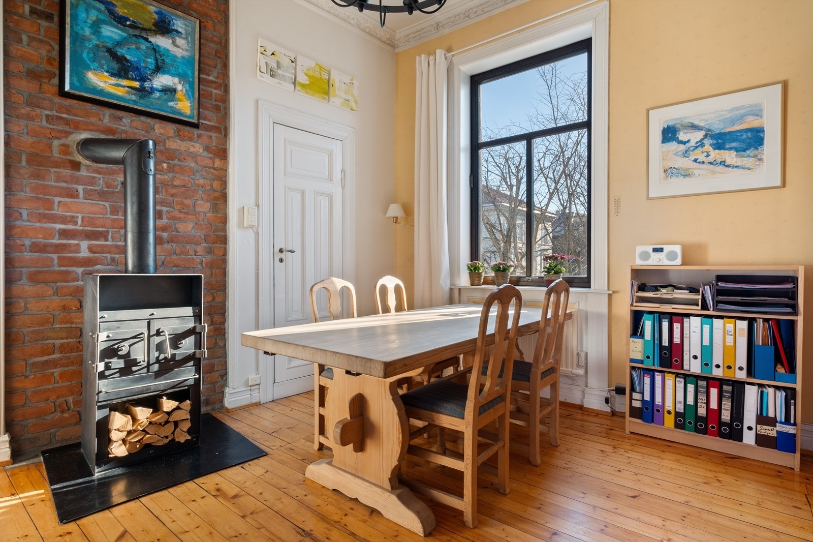 Fra kjøkkenet har du videre inngangen til badet Galleribilde