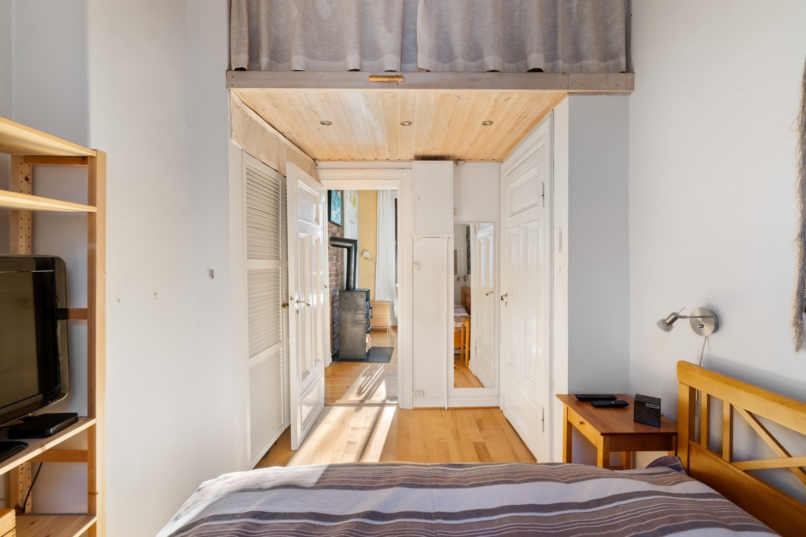 På soverommet har du også en generøs takhøyde på 3.3m samt godt med lagringsplass på hems Galleribilde