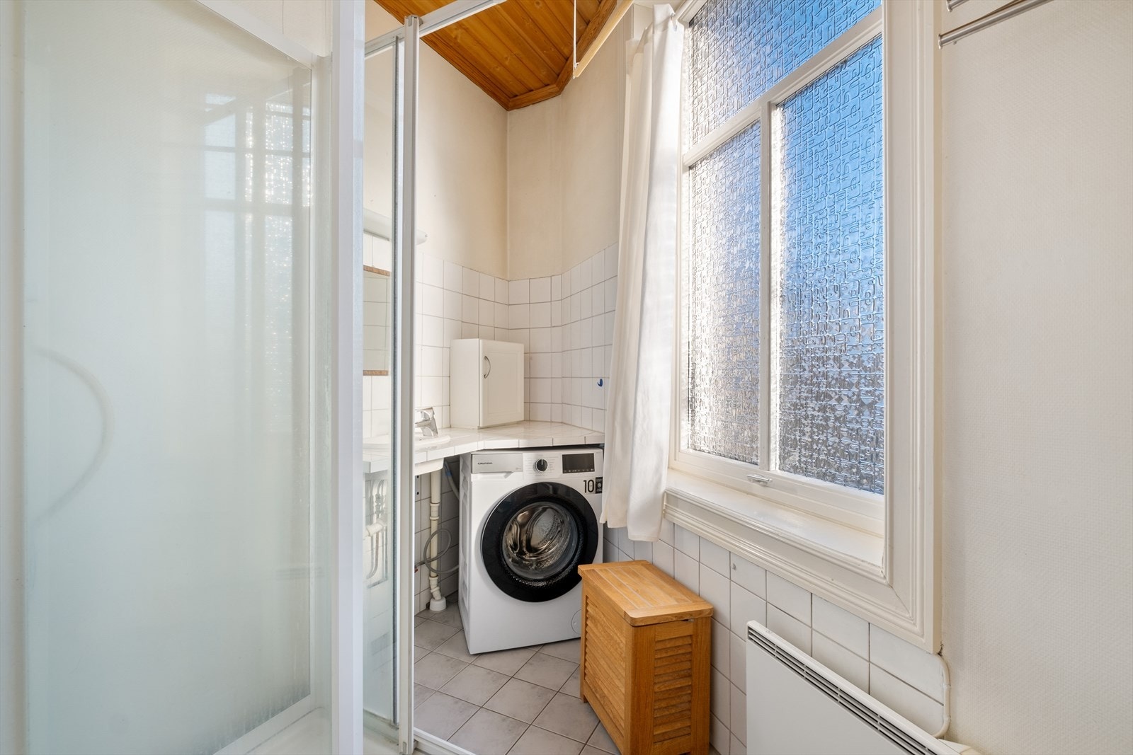 Flislagt baderom med varme i gulvet Galleribilde