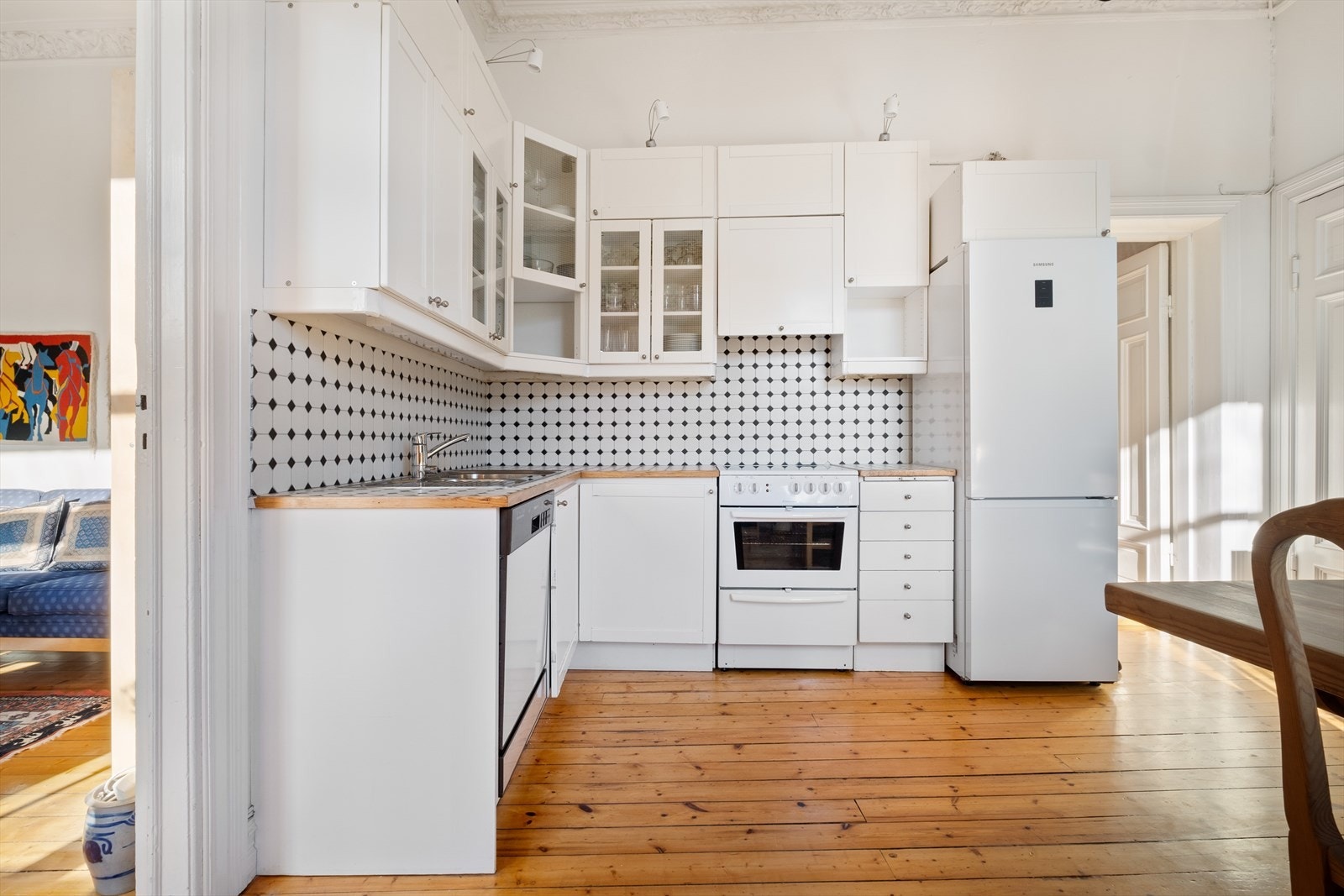 Kjøkkeninnredning med glatte fronter. Laminat benkeplate, lagt fliser over med vaskekum Galleribilde