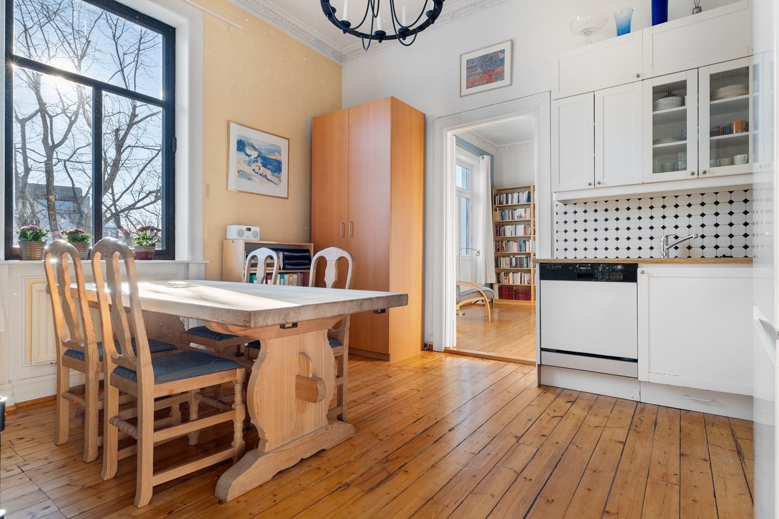 På Kjøkkenet er det også store vindusflater som sikrer godt med naturlig sollys Galleribilde