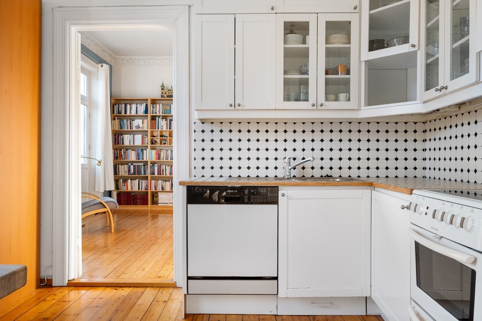 Leiligheten har et separat og romslig kjøkken Galleribilde