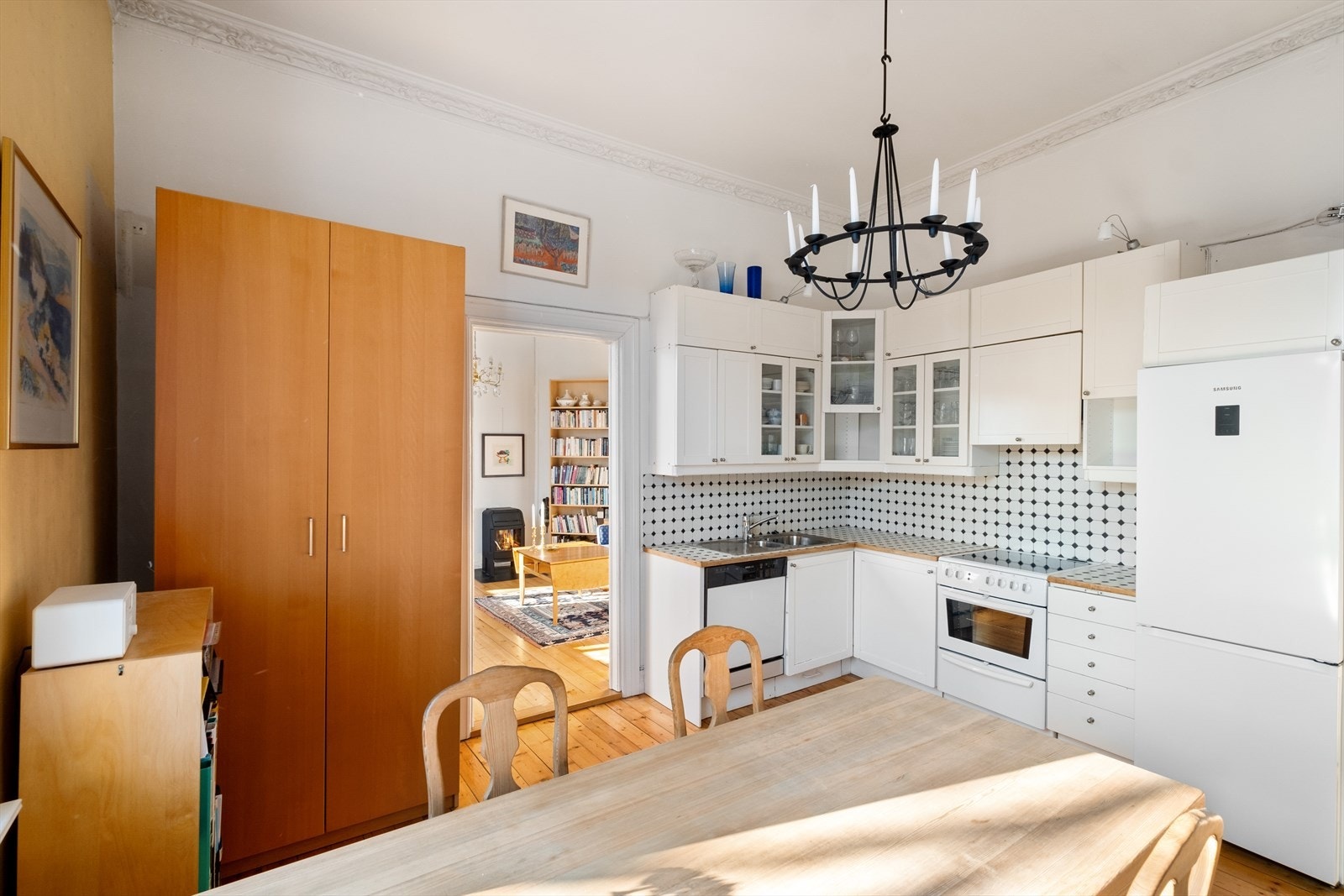 På kjøkkenet er det god plass til tilhørende spisegruppe Galleribilde