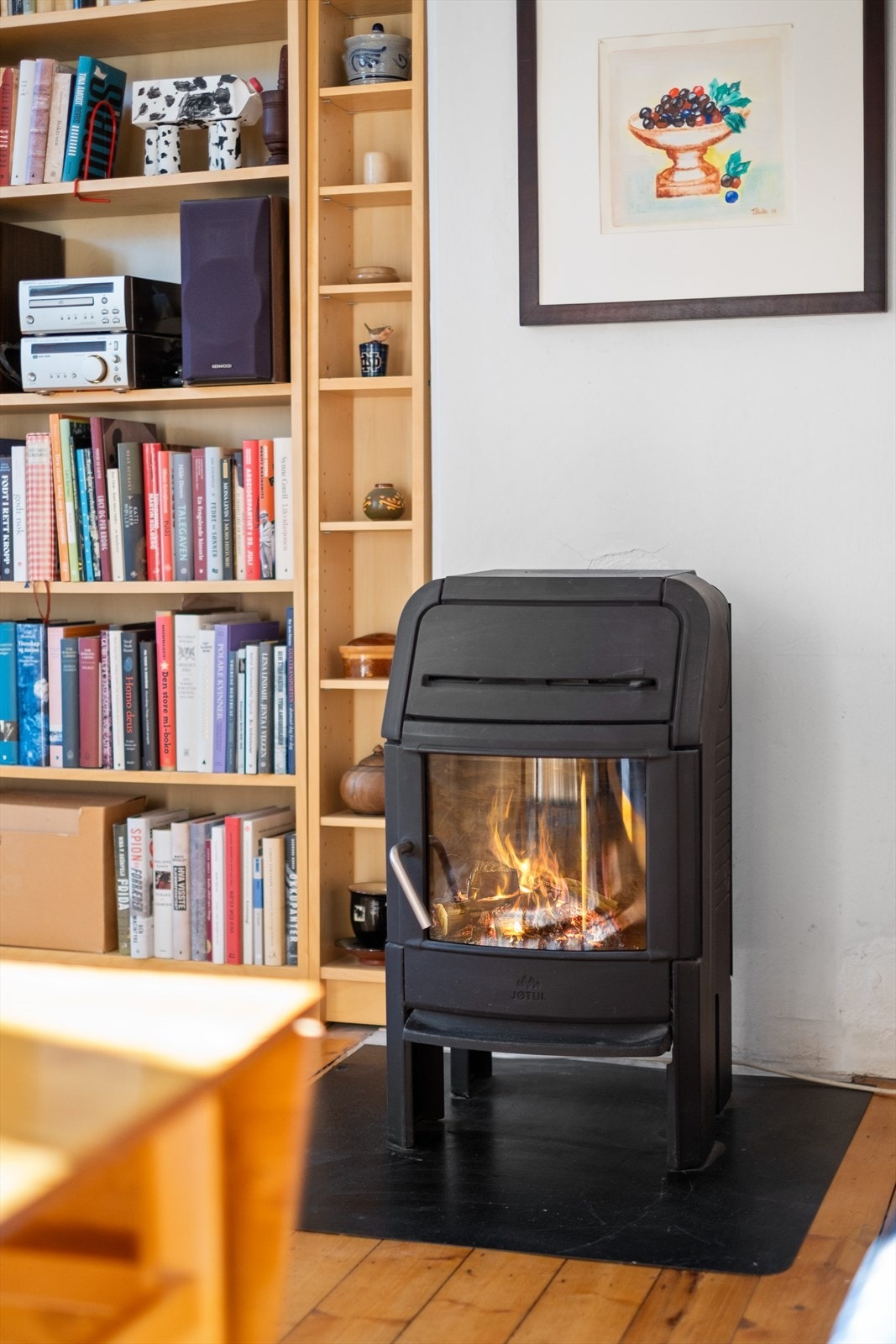 I stuen er det en hyggelig peis som varmer godt Galleribilde