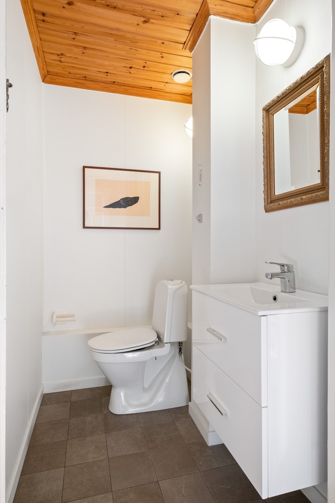 Fra soverommet har du inngang til separat toalett. Toalettet ble pusset opp i 2020 Galleribilde