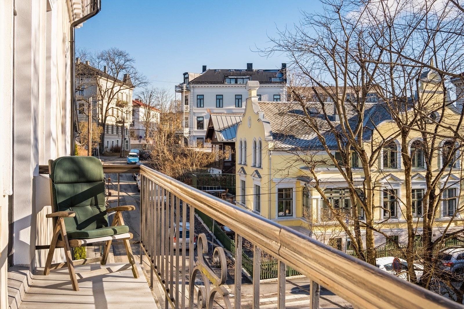 Solrik balkong med gode solforhold. Her har du sol fra morgen og frem til ca. 16:00 Galleribilde